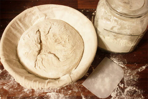 Кошик ротанговий для вистоювання хліба круглий з чохлом 1кг (Словенія) недорого